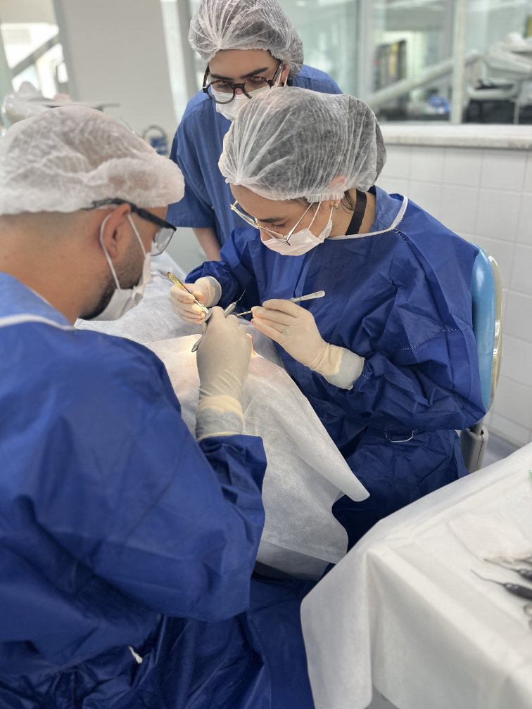 Equipe em procedimento cirúrgico odontológico